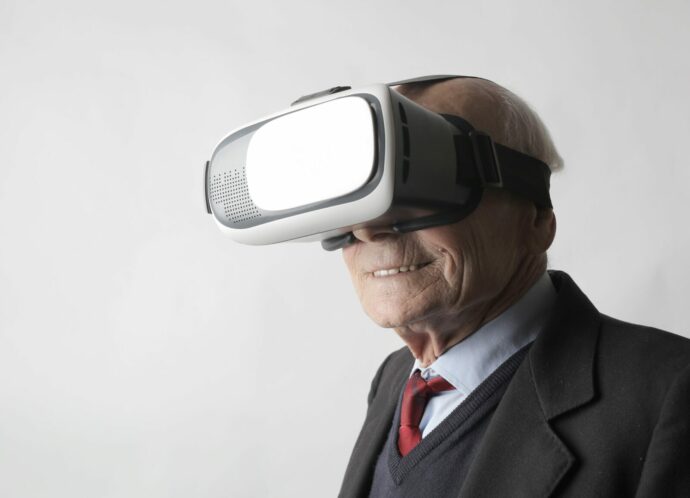 Starszy mężczyzna ma głowie okulary VR